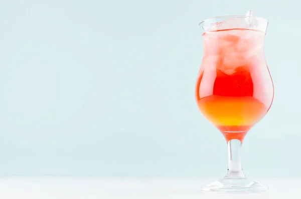 Cocktail Exotique Rouge Jaune Agrumes Alcool Rayé Avec Glaçons Dans — Photo