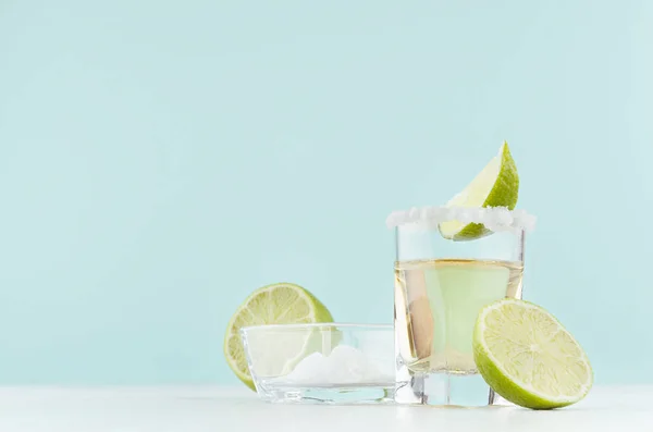 Tequila Cocktail Med Salta Rim Bit Grön Lime Snapsglas Salt — Stockfoto