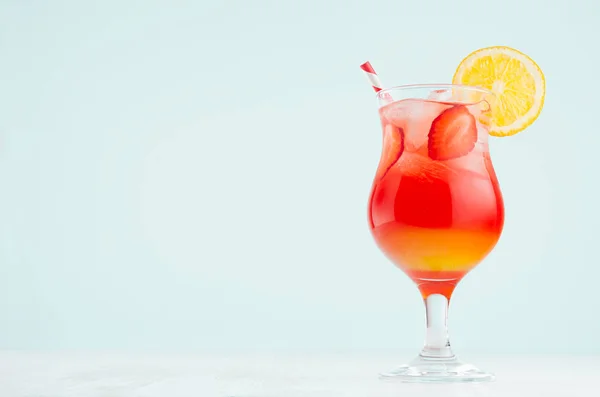 Tropischer Sonnenaufgang Rot Gestreift Gelbes Getränk Mit Orange Erdbeerstück Eis — Stockfoto