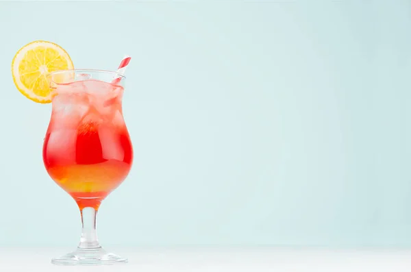Leuchtend Geschichteter Roter Gelber Alkoholcocktail Mit Orangenscheibe Stroh Eis Eleganten — Stockfoto