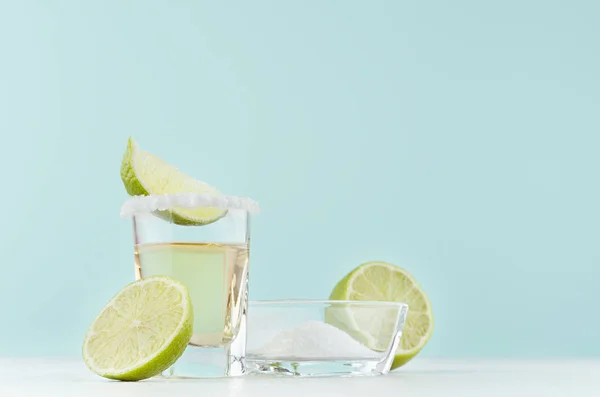 Cooking Golden Mexican Tequila Shot Drinks Salty Rim Piece Lime — Stock Photo, Image