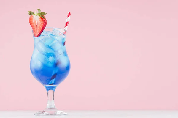Boisson Alcool Bleu Été Avec Liqueur Curaçao Glaçons Tranche Fraise — Photo