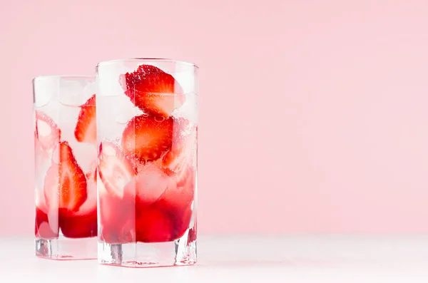 Sommer Kalte Erdbeere Hausgemachte Limonade Mit Reifen Scheiben Beeren Eis — Stockfoto