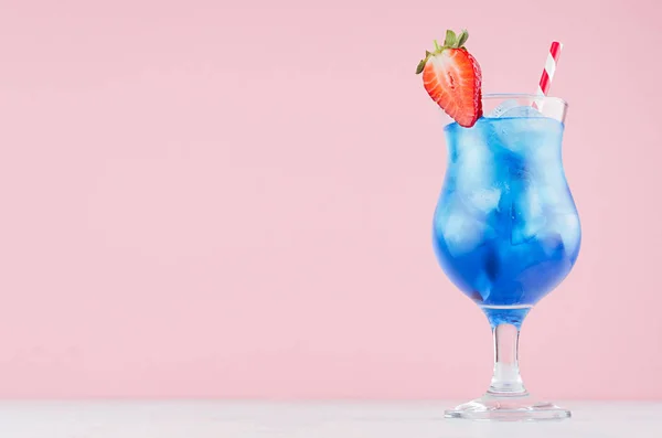 Cocktail Été Alcool Lagon Bleu Froid Avec Liqueur Curaçao Tranche — Photo