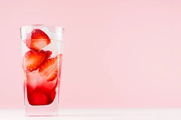 Bevanda Tropicale Fresca Fragole Alcoliche Con Soda Frizzante Cubetti Ghiaccio — Foto Stock