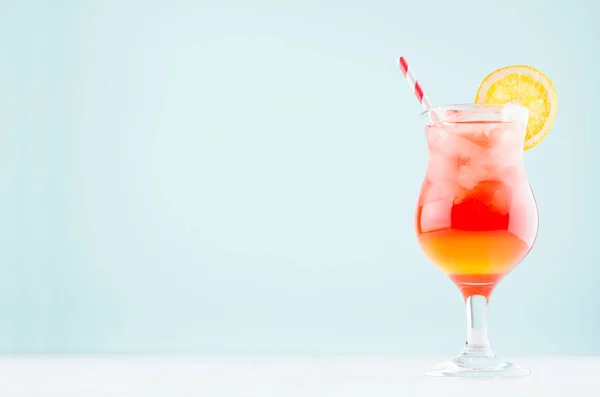 Sonnenaufgang Rot Gelbe Getränke Mit Orange Stroh Eiswürfel Eleganten Glas — Stockfoto