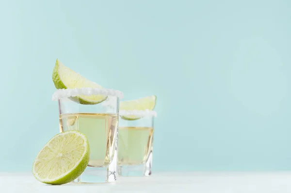 Alkohol Cocktail Tequila Med Salta Rim Bit Lime Snapsglas Modern — Stockfoto