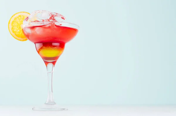 Sommerfrisches Obst Rot Geschichtet Gelber Sonnenaufgangscocktail Mit Orangenscheibe Eiswürfel Weinglas — Stockfoto