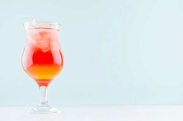 Alkohol Saftig Frukt Röd Cocktail Med Röd Och Gul Sprit — Stockfoto