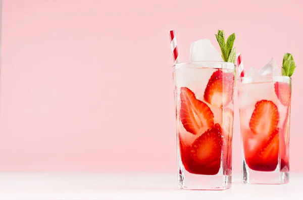 Frische Kalte Alkoholische Getränke Mit Erdbeerlikör Scheiben Obst Eis Stroh — Stockfoto