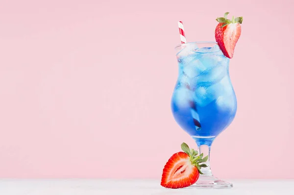 Cocktail Bleu Alcool Frais Avec Liqueur Curaçao Tranche Fraise Glaçons — Photo