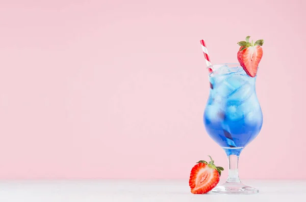 Blue Beach Cold Alcohol Drink Curacao Liquor Ice Cubes Strawberry — Stock Photo, Image