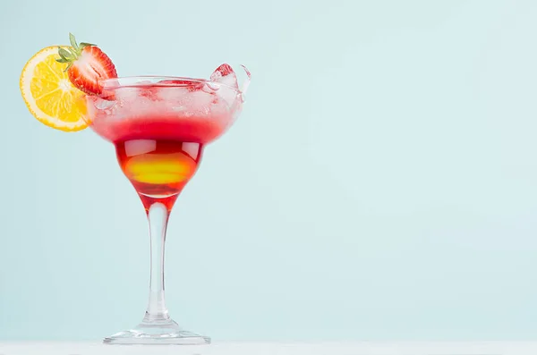 Cocktail Fresco Righe Alcoliche Con Liquore Rosso Giallo Fetta Arancia — Foto Stock