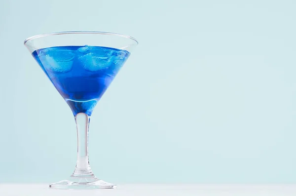 Sommerlich Kaltes Blaues Lagunengetränk Mit Eiswürfeln Eleganten Martini Glas Auf — Stockfoto