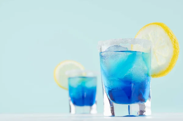 Coquetel Frutas Azuis Frescas Verão Brilhante Com Licor Curaçao Azul — Fotografia de Stock
