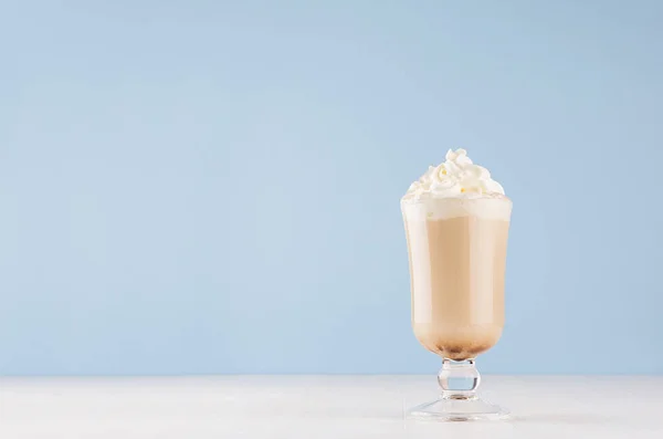 Coffee Goblet Whipped Cream Light Blue Modern Restaurant Interior Copy — Stock Photo, Image