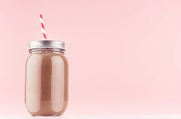 Kırmızı Çizgili Saman Ile Kavanoz Çikolata Bahar Taze Kahverengi Milkshake — Stok fotoğraf