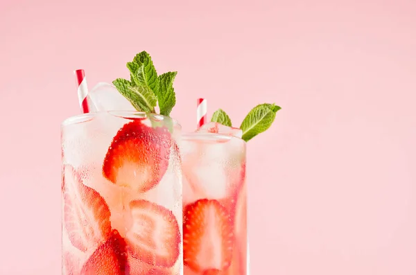 Limonadas Fresa Caseras Con Rodajas Cubitos Hielo Menta Paja Vasos — Foto de Stock