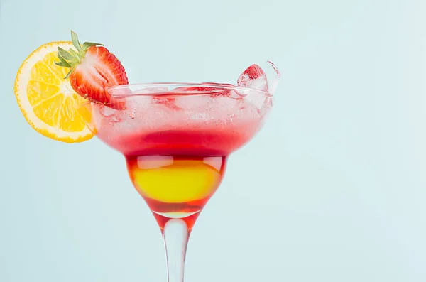 Färsk Alkohol Randig Cocktail Med Röd Och Gul Sprit Apelsin — Stockfoto