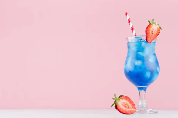 Alcool Succoso Cocktail Blu Frutta Con Liquore Curacao Fetta Fragola — Foto Stock