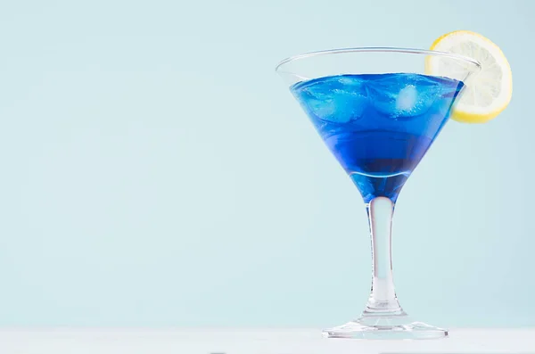 Blauer Curaçao Cocktail Mit Eiswürfeln Zitronenscheibe Luxus Martini Glas Auf — Stockfoto