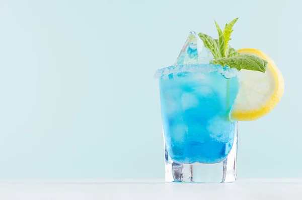 Молодь Свіжого Алкоголю Blue Гаваї Коктейль Спиртних Напоїв Кюрасао Кубик — стокове фото
