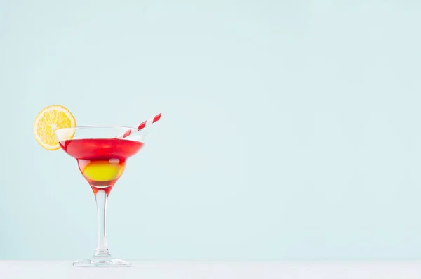 Hemlagad Tropisk Frukt Cocktail Med Röd Och Gul Sprit Apelsin — Stockfoto