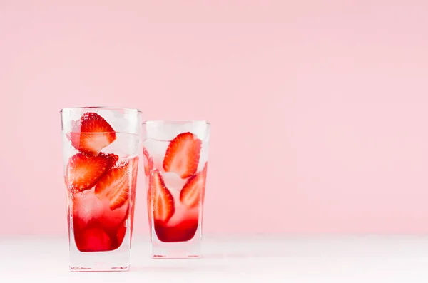 Detox Mineralwasser Mit Reifen Erdbeeren Eiswürfeln Auf Weißem Holztisch Und — Stockfoto