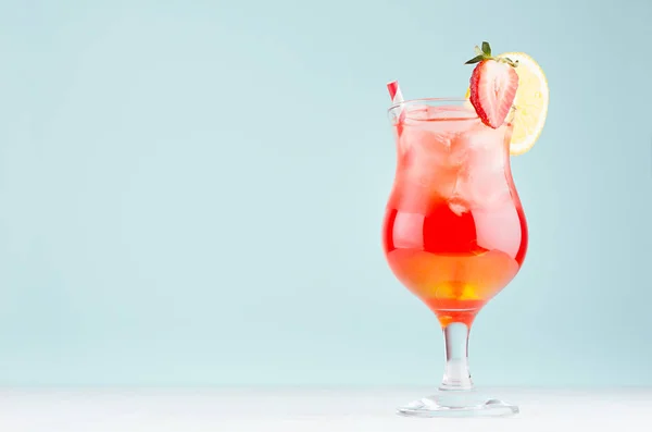 Cocktail All Alba Con Alcol Fresco Liquore Rosso Giallo Arancia — Foto Stock