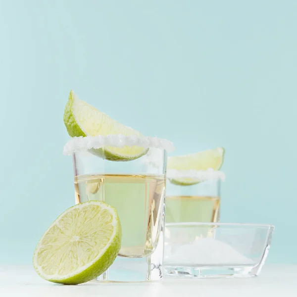 Prepare Tequila Shot Drinks Salty Edge Slices Lime Shot Glass — Stock Photo, Image