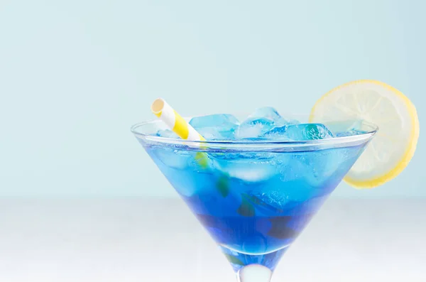 Tropisk Färsk Alkohol Cocktail Med Blå Curacao Likör Isbit Citronskiva — Stockfoto