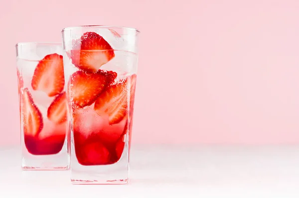 Bebida Morango Refrescante Com Bagas Fatias Cubos Gelo Fundo Rosa — Fotografia de Stock