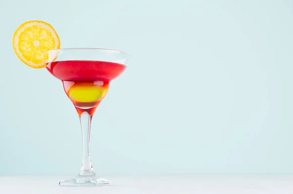 Cocktail Sunrise Liqueur Rouge Jaune Tranche Orange Juteuse Sur Élégant — Photo