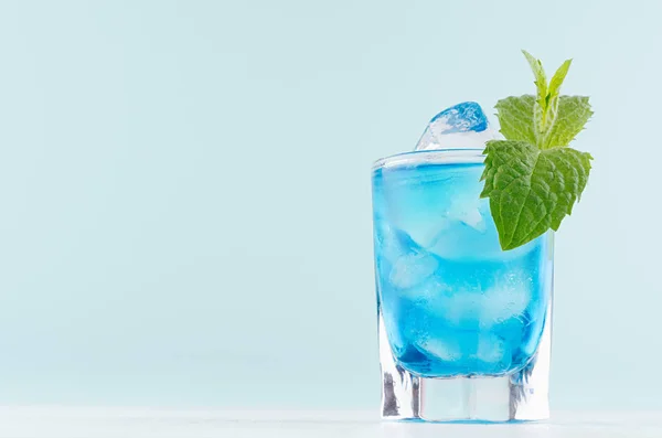 Sommerlich Kaltes Blaues Lagunengetränk Mit Eiswürfeln Grüne Minze Eleganten Schnapsglas — Stockfoto