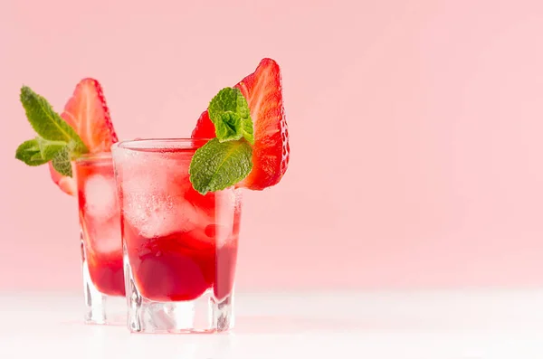 Succosi Cocktail Freddi Tropicali Rossi Con Cubetti Ghiaccio Fetta Fragola — Foto Stock