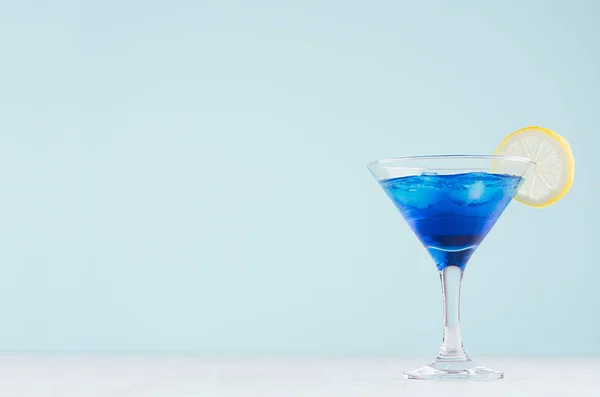 Bebida Refrescante Álcool Azul Havaí Névoa Rica Copo Vinho Com — Fotografia de Stock