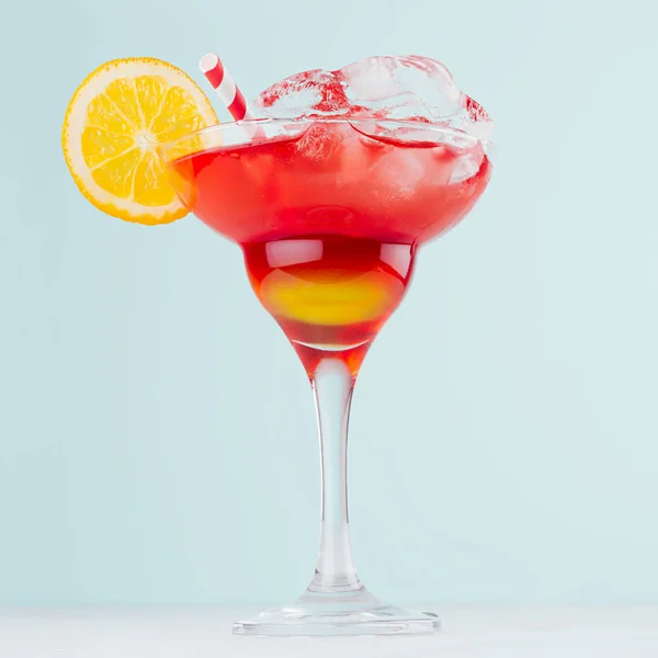 Luminoso Cocktail Alcolico Strati Rosso Giallo Con Fetta Arance Paglia — Foto Stock