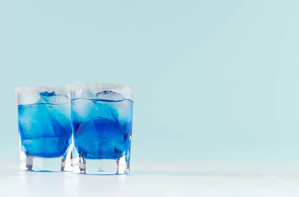 Cool Summer Blue Beverage Margarita Festa Con Cubetti Ghiaccio Bordo — Foto Stock