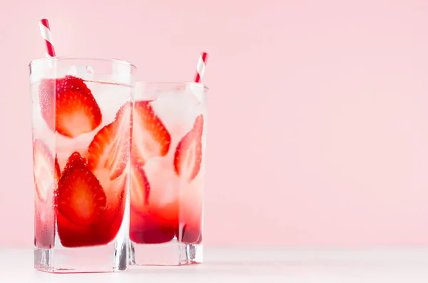 Acqua Minerale Detox Con Fragola Matura Cubetti Ghiaccio Paglia Tavolo — Foto Stock