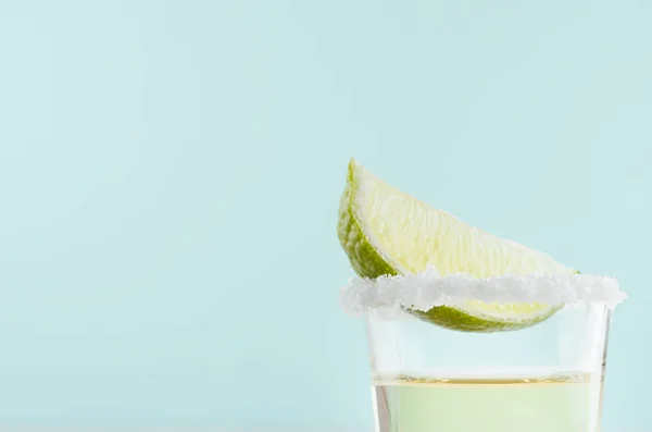 Hemlagad Sommar Sköt Dricka Tequila Med Slice Lime Salt Rim — Stockfoto