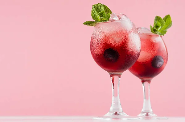 Succoso Rosso Artico Tradizionale Cocktail Freddi Con Cubetti Ghiaccio Mirtillo — Foto Stock