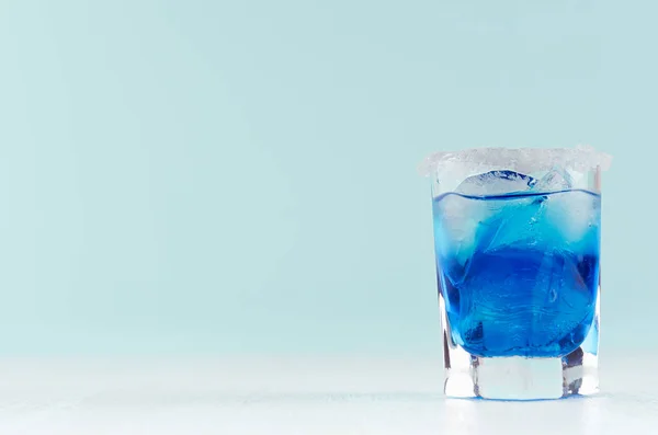 Zomer Koude Blauwe Lagune Drankje Met Ijsblokjes Zout Rim Elegante — Stockfoto