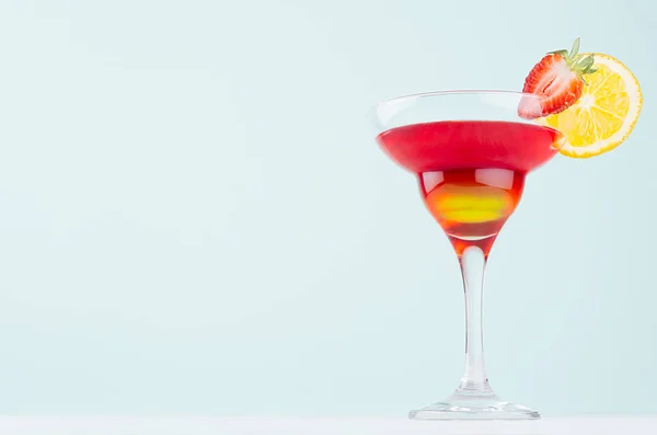 Cocktail Alcool Frais Été Avec Liqueur Rouge Jaune Tranche Orange — Photo