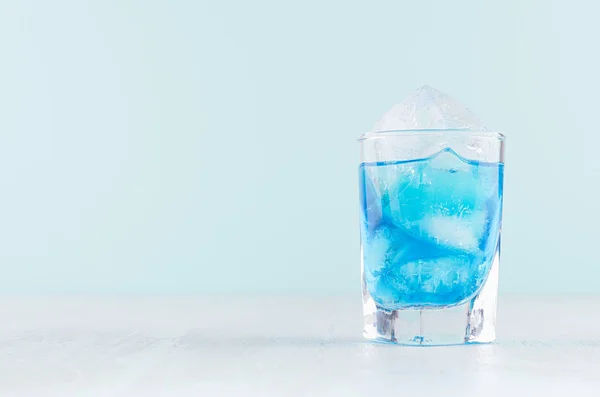 Boisson Estivale Lagon Bleu Froid Avec Glaçons Dans Élégant Verre — Photo