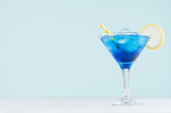 Squisito Cocktail Blu Celebrazione Stile Spiaggia Con Curacao Blu Cubetto — Foto Stock