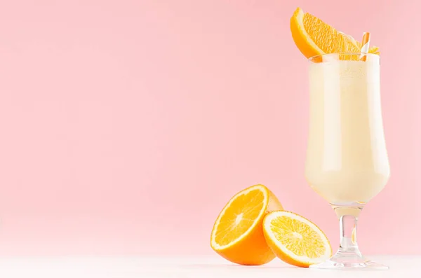 Świeże Pomarańcze Milkshake Soczystych Kawałków Cytrusowych Pasiasty Słomy Delikatnym Wdzięku — Zdjęcie stockowe