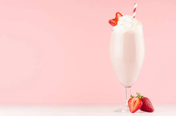Frühling Frischer Rosa Milchshake Mit Erdbeere Und Schlagsahne Auf Zartrosa — Stockfoto