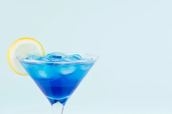 Cocktail Curacao Blu Con Cubetti Ghiaccio Fetta Limone Vetro Martini — Foto Stock