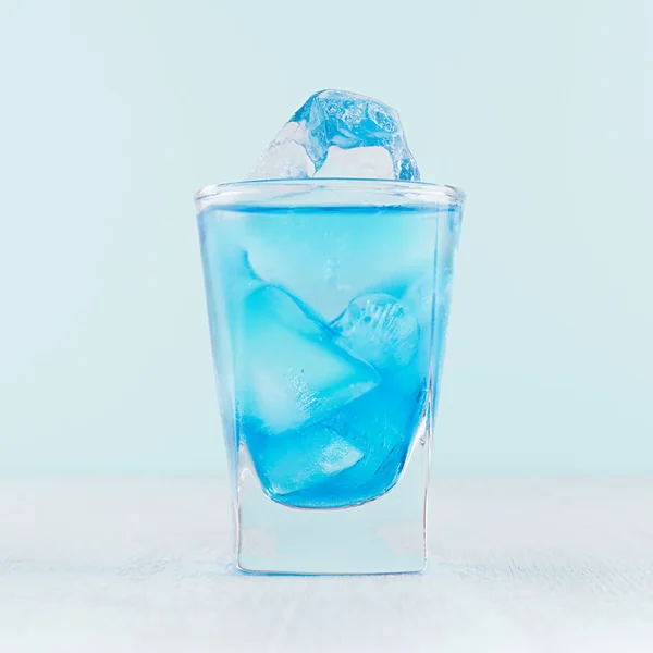 Tropischer Frischer Alkohol Cocktail Mit Blauem Curaçao Likör Eiswürfel Gefrorenen — Stockfoto