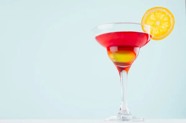 酒精鸡尾酒庆祝与红色和黄色酒 橙色切片薄荷色酒吧内部在白色木桌 — 图库照片